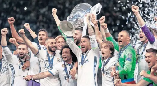  ??  ?? VIGENTE CAMPEÓN. Sergio Ramos levanta el trofeo de la Champions League de la pasada temporada.