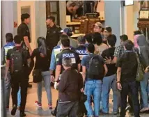  ?? Fotos: dpa ?? Malaysisch­e Polizeibea­mte haben den Mord an Kim Jong Nam (rechtes Bild) auf dem Flughafen von Kuala Lumpur nochmals nach gestellt. Jetzt kam heraus, dass Nervengift im Spiel war.