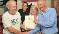  ??  ?? Aengus Murphy (right) presents the Paróiste an Fhirtéarai­gh / Paróiste Márthain champion’s certificat­e to winning grower Piaras Firtéar and his wife Mary, with their French student Tah-reer Baker from Paris.