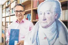  ?? FOTO: DPA ?? Joachim Senf präsentier­t sein Buch über Goethes Großvater.