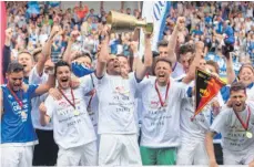  ??  ?? 28. Mai 2016: Kapitän Steffen Wohlfarth stemmt den WFV- Pokal nach dem Finalsieg gegen Bissingen in die Höhe.