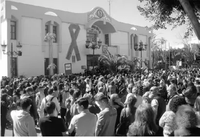  ??  ?? In Puebla de Vicar dem Wohnort der Täterin und des Vaters von Gabriel kamen am Montag hunderte Anwohner zusammen, um ihre Trauer kundzutun.