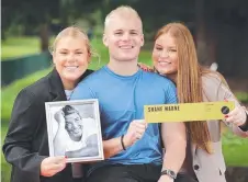  ?? Picture: David Caird ?? Shane Warne’s children Brooke, Jackson and Summer hold his legend plaque at the MCG.