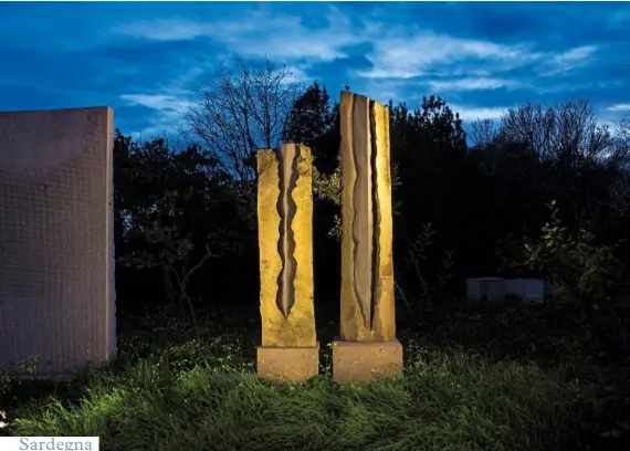  ??  ?? Sardegna
Le sculture del Giardino sonoro di Pinuccio Sciola a San Sperate (Sud Sardegna). L’opera di questo maestro (1942-2016), che ha inciso basalti e calcari, ha attirato in questo paese artisti e creativi da tutto il mondo.