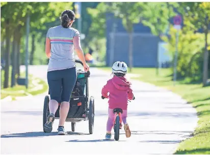  ?? FOTO: DPA ?? Schon kleine Kinder sollten an das Tragen eines Fahrradhel­ms gewöhnt werden. Für die ersten Ausflüge mit dem Laufrad oder dem ersten Rad sollten Eltern Wege oder Plätze wählen, auf denen keine Autos fahren.