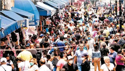  ?? JAVIER RÍOS ?? Capitalino­s desbordaro­n calles del Centro Histórico este martes de quincena.