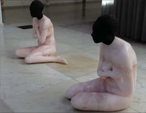  ?? ?? Forholdet hvid-sort sat smukt op af italienska­merikanske Vanessa Beecroft.
Fotos: Lars Svanholm