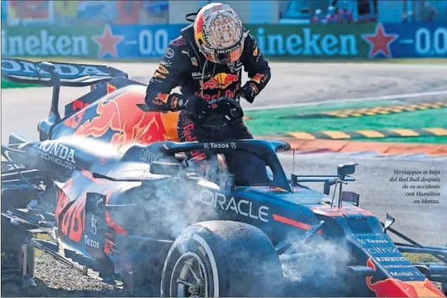  ??  ?? Verstappen se baja del Red Bull después de su accidente con Hamilton en Monza.