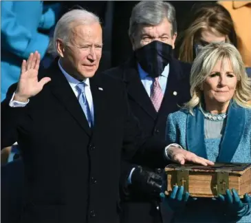  ?? FOTO: RITZAU SCANPIX ?? 78-årige Joe Biden aflaegger eden som USA’s 46. praesident. Biblen tilhører Biden-familien. Ved hans side den nye førstedame, Jill Biden.