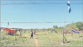  ??  ?? Propiedad de Fepasa invadida por vecinos del barrio San Miguel de Paraguarí. Pese a las denuncias presentada­s, el conflicto sigue en pie en la zona de la exestación.