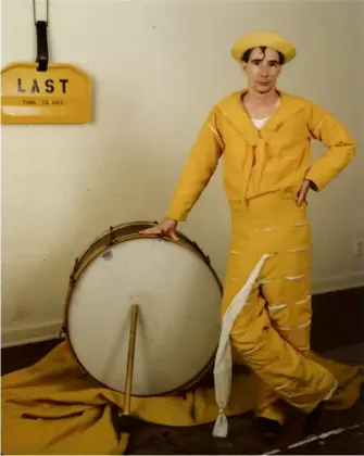  ?? Photo Jim McHugh ?? Mike Kelley dans son costume de Banana Man, vers 1983.