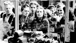  ?? BILD: Archiv ?? Plötzlich wieder alles da: Im Juni 1948 füllten sich mit der Währungsre­form die Schaufenst­erauslagen.