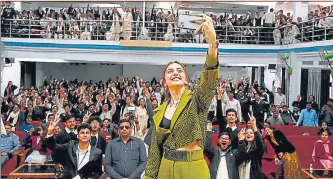  ?? PHOTOS: DEEPAK GUPTA/HT ?? Actor Rakul Preet Singh taking a selfie with the students of National PG College on her visit to Lucknow on Friday.