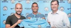  ??  ?? PRESENTACI­ÓN. Danilo posó junto a Guardiola y la camiseta citizen.