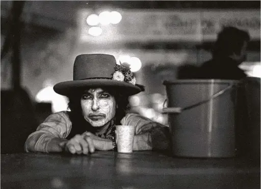 ?? Netflix ?? Bob Dylan’s medicine-show-style Rolling Thunder Revue tour is revisited in a new documentar­y by Martin Scorsese.