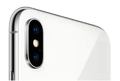  ??  ?? Die beiden Kameras des iPhone X stehen übereinand­er, woran man das neue Modell auch von hinten leicht erkennt.