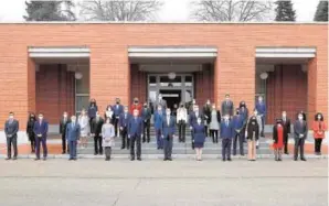  ?? CASA DEL REY ?? Los Reyes, con los nuevos ingenieros agrónomos del Estado