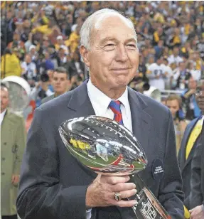  ?? MICHAEL CONROY/AP ?? Packers legend Bart Starr carries the Vince Lombardi Trophy following Super Bowl XL in 2006.