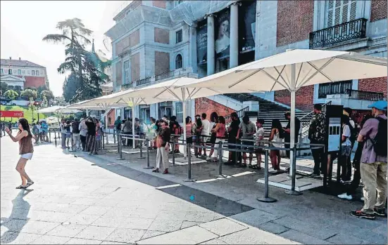  ?? FERNANDO ALVARADO / EFE ?? El Museo del Prado de Madrid colocó este fin de semana grandes parasoles para evitar que las personas que hacían cola estuvieran al sol
