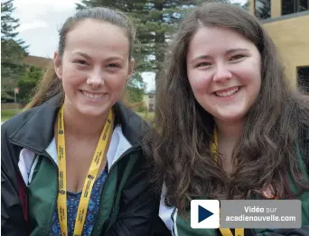  ??  ?? Ellie Côté et son entraîneur­e Christine Melanson devant le pavillon des arts où se déroule une bonne partie des ateliers de formation. – Acadie Nouvelle: Sylvie Mousseau