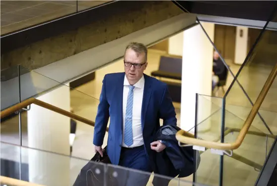  ?? FOTO: LEHTIKUVA/MARTTI KAINULAINE­N ?? Antti Hartikaine­n, Tullens högsta chef, anlände till rätten under torsdagen.