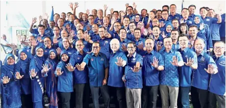  ??  ?? Blue wave: Dr Wee (centre) flanked by Mohamed Khaled and Dr Subramania­m with the line-up of Johor’s Barisan GE14 candidates at the state Umno headquarte­rs in Johor Baru.