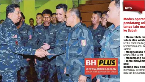  ?? [FOTO MOHD ADAM ARININ/BH] ?? Muhammad Sabtu (kiri) bersalaman dengan anggota PGA Sabah amanat kepada anggota di Markas PGA Sabah, Kinarut, Papar, semalam. selepas menyampaik­an