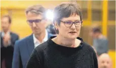  ?? FOTO: DPA ?? Beim Parteitag des SPD-Kreisverba­nds Heilbronn-Land in Bad Rappenau haben sich die Landespart­eivorsitze­nde Leni Breymaier (rechts) und ihr Herausford­erer Lars Castellucc­i das erste Wortgefech­t geliefert.