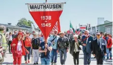  ?? Foto: Draxler, afp ?? Ehemalige Gefangene und 10000 Teilnehmer gedachten der Befreiung des Konzen trationsla­gers Mauthausen. FPÖ Politiker waren unerwünsch­t.