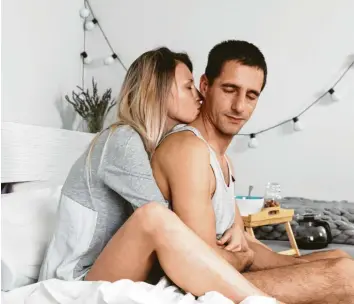  ?? Foto: stock.adobe.com ?? Frühstück im Bett, gemeinsam kochen: Wenn man das Haus nicht mehr verlassen darf, sollte man seinen Partner überrasche­n, sagt Paartherap­eutin Heike Melzer. Und wenn man sich doch mal nervt: einfach das Zimmer verlassen.