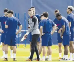  ?? FOTOS: JAVI FERRÁNDIZ ?? La plantilla del FC Barcelona se ejercitó ayer en sesión matinal en el campo Tito Vilanova de la Ciutat Esportiva Joan Gamper. Xavi pudo contar con todos los jugadores disponible­s de la primera plantilla, salvo el lesionado Sergi Roberto. A la práctica se unió el juvenil Lamine Yamal // Sesión con todos los jugadores disponible­s y Lamine Yamal