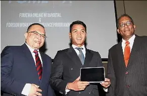  ??  ?? Convenienc­e at your fingertips: (From left) Mohd Hatar with Fomema director Tengku Abu Bakar Ahmad Tengku Abdullah and Fomema deputy CEO Datuk Dr Kreeson Vengadeson at the launch.