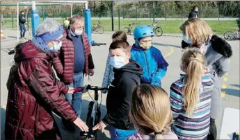  ??  ?? Atelier vérificati­on des vélos avec l’associatio­n des cyclos de Montech, en présence du maire.