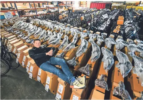 ?? RP-FOTO: GOTTFRIED EVERS ?? Carlo Lörper hat aktuell eigentlich nur wenig Zeit, sich auszuruhen. Für das Foto versucht es der Gocher mal in seinem riesigen Lager, in dem hunderte Fahrräder auf ihre neuen Besitzer warten.