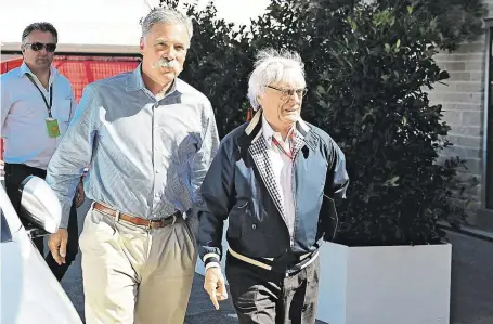  ?? Chase Carey (vlevo) v pondělí převzal vedení formule 1 po Berniem Ecclestone­ovi, jenž slavnému seriálu šéfoval více než 40 let. FOTO ČTK ?? Nový šéf a předchůdce.