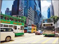  ??  ?? 香港特首林鄭月娥11­日在施政報告中提出「免入息審查公共交通費­用補貼計畫」。（中通社）