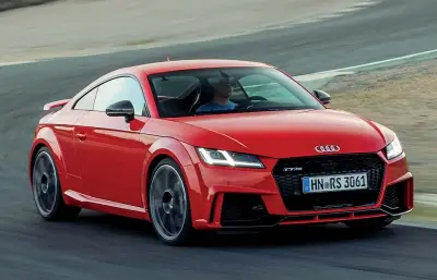  ??  ?? La Audi TT RS: è la TT più potente della gamma: passa da 0 a 100 orari in 3,7 secondi