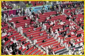  ?? ?? Los hinchas de Qatar se fueron en masa en el descanso del partido inaugural ante Ecuador.