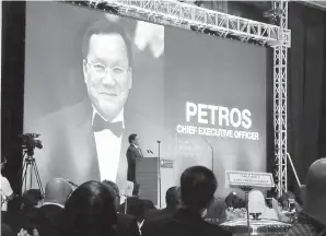  ??  ?? ABANG Johari semasa berucap mengumumka­n secara rasminya Saau (gambar) sebagai CEO Petros sempena pelancaran Petros.