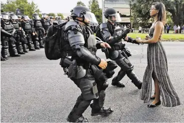 ?? BILD: SN/WESTLICHT/JONATHAN BACHMANN ?? Protest gegen Polizeigew­alt gegen Afroamerik­aner: Eine 27Jährige behält Nerven.
