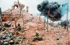  ?? Foto: UPI, dpa ?? 30. Januar Die Tet Offensive der Vietcong und der nordvietna­mesischen Armee überrascht die US Streitkräf­te. Gut einen Monat später gewinnen die USA wieder die Kontrolle und er obern auch den ehemaligen Königspala­st in der Zitadelle von Hue zurück.