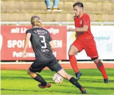  ?? FOTO: JOSEF KOPF ?? Neuzugang Mateo Bukvic (rechts) verlor mit dem FC Wangen trotz guter Leistung mit 0:2 gegen Türk Spor Neu-Ulm.