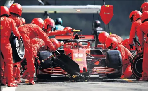  ??  ?? Charles Leclerc, en el box de Ferrari durante el Gran Premio de Bélgica, celebrado en el circuito de Spa-Francorcha­mps, el pasado domingo.