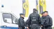  ?? FOTO: DPA ?? Polizei gestern am Trainingsg­elände von Borussia Dortmund.