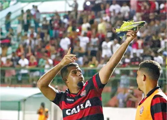  ??  ?? André Lima comemora seu gol, o segundo do Vitória contra o Touro