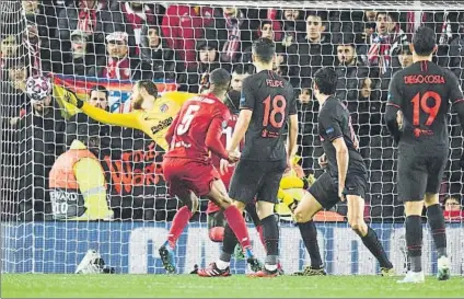  ?? FOTO: EFE ?? Jan Oblak, en una de las muchas intervenci­ones que tuvo que hacer ante el Liverpool para evitar la derrota