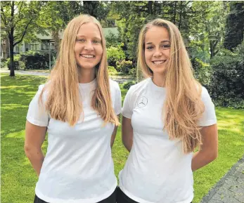  ?? FOTO: DFB ?? Janina Minge (l.) und Giulia Gwinn freuen sich, dass die U20-Weltmeiste­rschaft endlich losgeht.