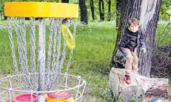  ?? Foto: dpa ?? Frederik spielt Disc Golf. Aus der Nähe trifft er den Korb schon ziemlich gut.