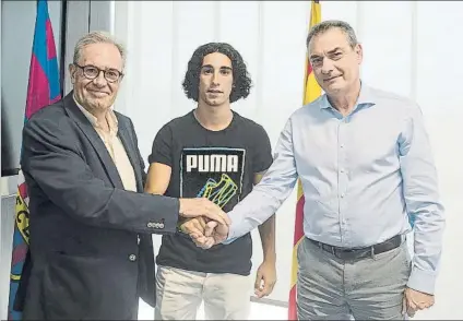  ?? FOTO: FC BARCELONA ?? Cucurella, entre el directivo Silvio Elias y Josep Segura, el nuevo mánager deportivo del área de fútbol