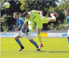  ?? FOTO: IMAGO ?? Beim SGV Freiberg am 1. Spieltag setzte sich der FV Ravensburg mit 2:1 durch. Hier köpft Ravensburg­s Bartosz Broniszews­ki (rechts) vor Leon Braun.